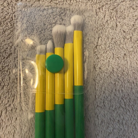 Various Makeup Brushes - Picture 7 of 7